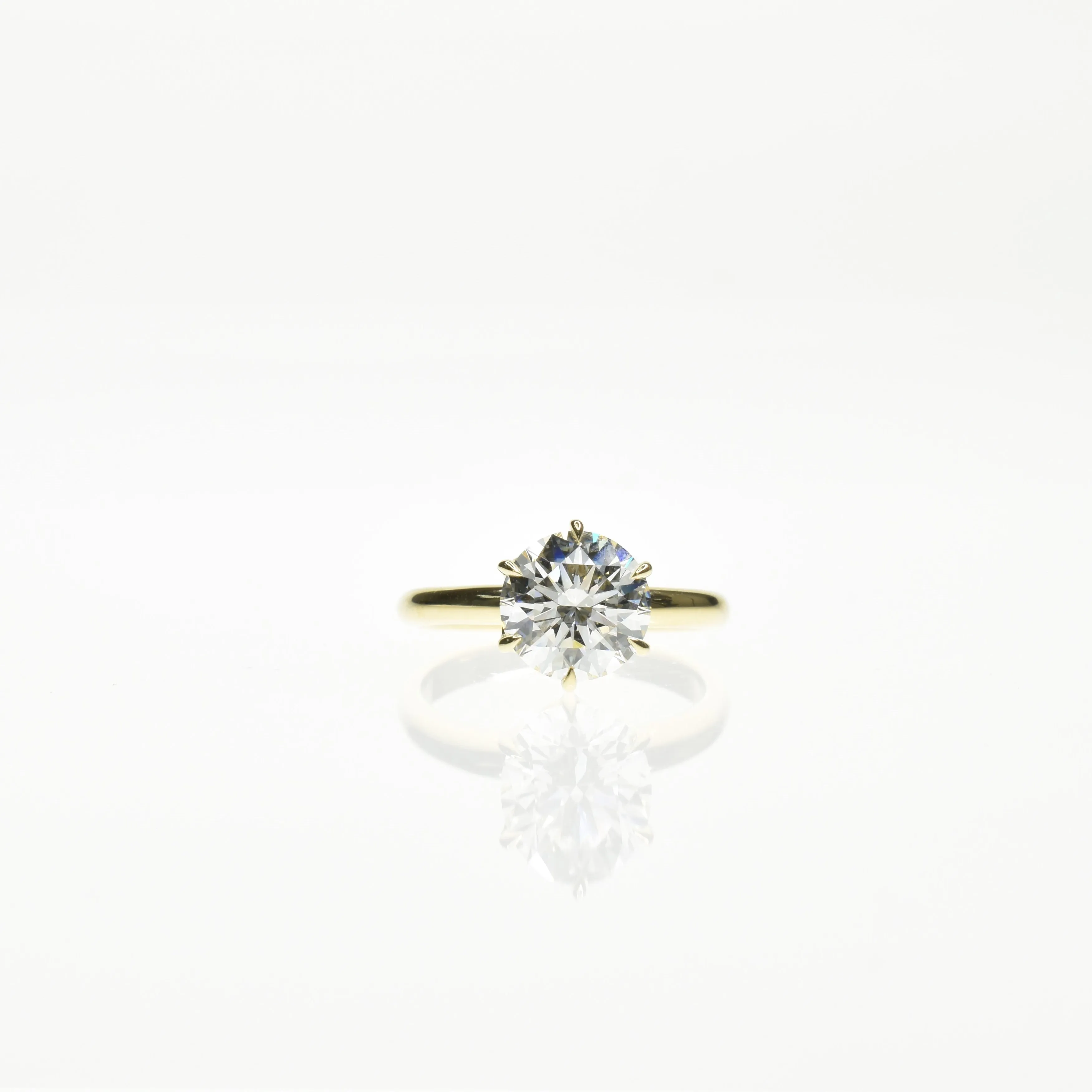 Classic Engagment Ring With Lotus Pattern