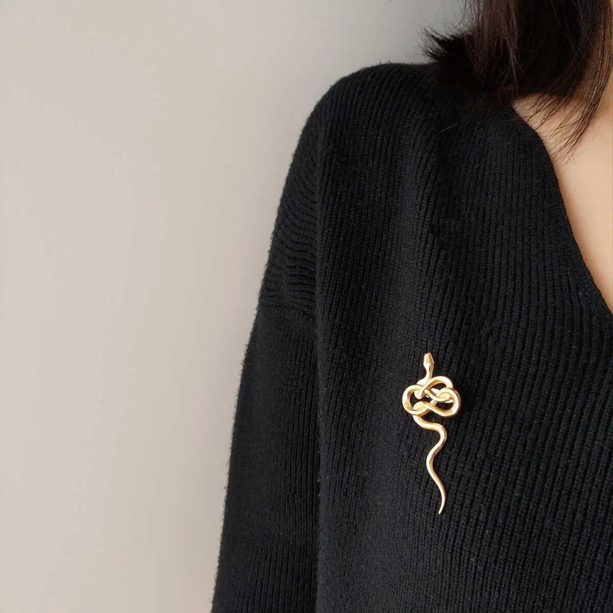 Dainty Long Snake Brooch Pin Gothic Simple Sanke Pin Stainless Steel Smooth Snake Collar Pin Coat Suit Accessory Metal Animal Lapel Pin Banquet Badge Pins Backpack Bag Brooches Pin for Women Men
