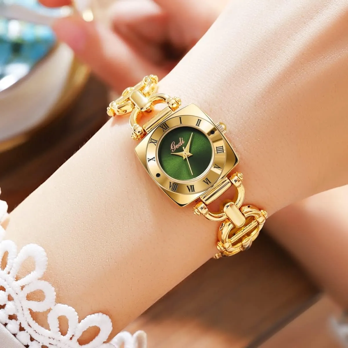 Gosasa Women's Luxury Fashion Watch Square Gold Quartz Watch Carved Roman Numerals Logo Watch Vintage Quartz Watch