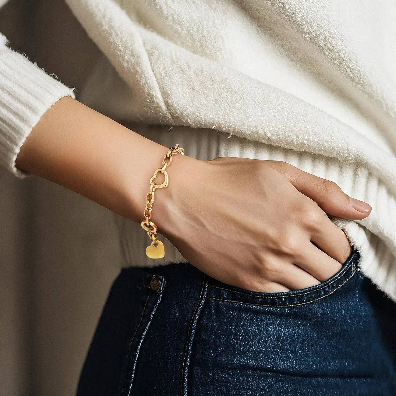 Heart Bracelets for Women, Stainless Steel Non Tarnish Gold Bracelet with Heart Pendant, Adjustable Lobster Clasp Gold Hand Chain, Trendy Jewelry Gifts for Women on Birthday Christmas
