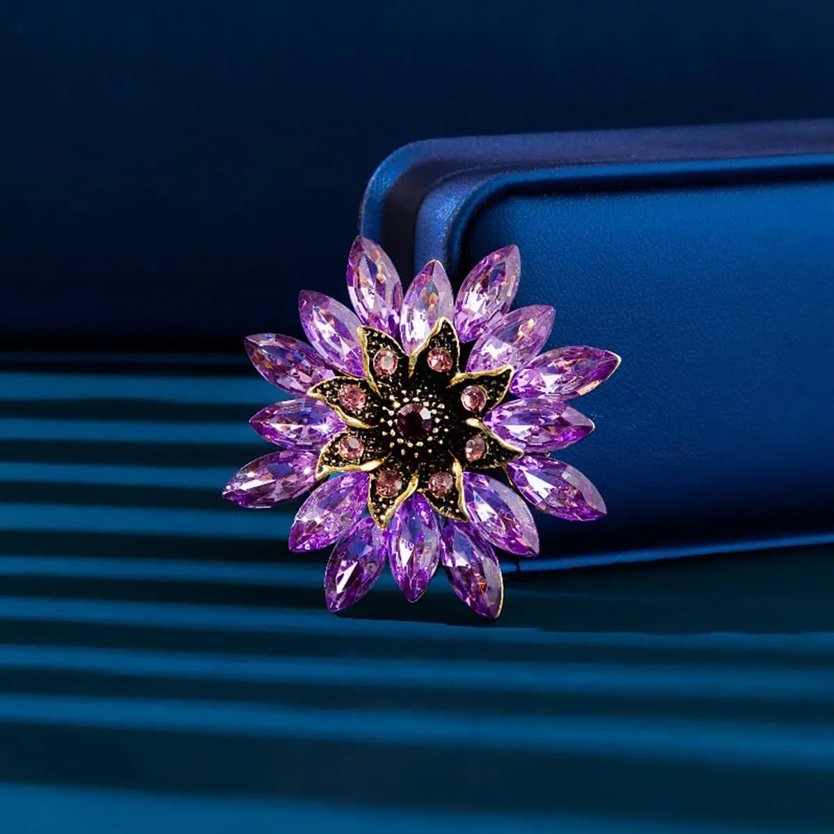 Sparkling Rhinestone Flower Brooch Pin Fashion Crystal Sunflower Brooch Floral Lapel Pins Red/Green/Purple/Pink Crystal CZ Broochs Large Flower Pin Clothes Hat Bag Dress Broochs Wedding Bridal Jewelry for Women