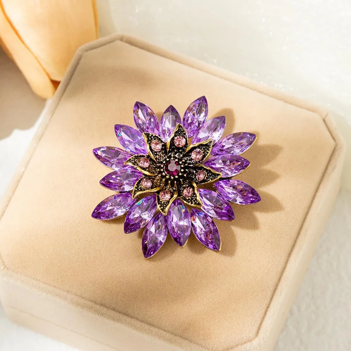 Sparkling Rhinestone Flower Brooch Pin Fashion Crystal Sunflower Brooch Floral Lapel Pins Red/Green/Purple/Pink Crystal CZ Broochs Large Flower Pin Clothes Hat Bag Dress Broochs Wedding Bridal Jewelry for Women