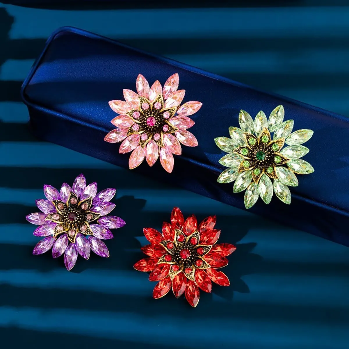Sparkling Rhinestone Flower Brooch Pin Fashion Crystal Sunflower Brooch Floral Lapel Pins Red/Green/Purple/Pink Crystal CZ Broochs Large Flower Pin Clothes Hat Bag Dress Broochs Wedding Bridal Jewelry for Women